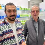 Apotheker Levent Döngel hat zum 1. März von Klaus Dewies die Hirsch-Apotheke übernommen.