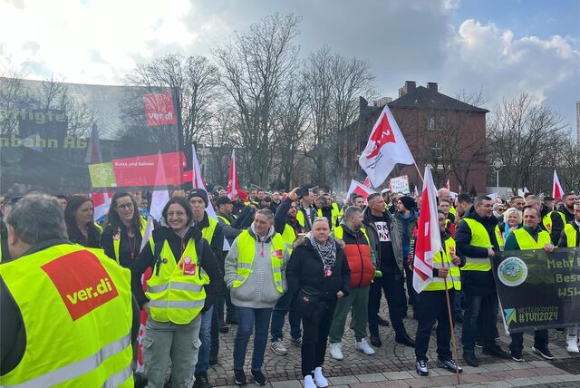 Ca. 5.000 Streikende sind auf dem Friedensplatz in Dortmund eingetroffen.