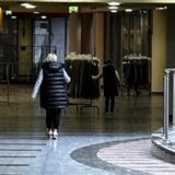 Angestellte von Appelrath Cüpper schieben Kleiderständer durch das weitgehend leere Westfalenforum.