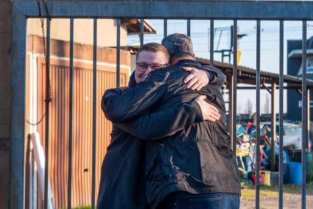 Der Vater des Jungen schließt weinend den Retter in seine Arme.