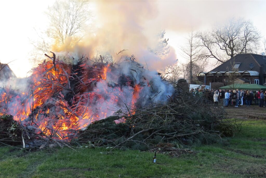 In jedem Jahr locken die Osterfeuer in Dorsten zahlreiche Menschen an.