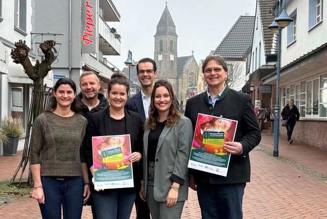 Initiatoren des Kindertages 2024: Kathrin Zenker (Caritasverband Dinslaken und Wesel), Mike Rexforth (Bürgermeister Gemeinde Schermbeck), Annika Dahlhaus (Volksbank Schermbeck), Stefan Korte (Vorstandsmitglied Volksbank Schermbeck), Ellen Weber (Gemeinde Schermbeck) und Michael van Meerbeck (Caritasdirektor und Diakon) (v.l.).