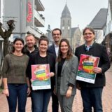 Initiatoren des Kindertages 2024: Kathrin Zenker (Caritasverband Dinslaken und Wesel), Mike Rexforth (Bürgermeister Gemeinde Schermbeck), Annika Dahlhaus (Volksbank Schermbeck), Stefan Korte (Vorstandsmitglied Volksbank Schermbeck), Ellen Weber (Gemeinde Schermbeck) und Michael van Meerbeck (Caritasdirektor und Diakon) (v.l.).
