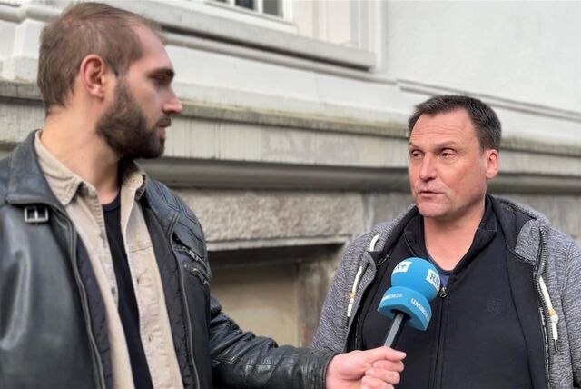Daniel Brill, Reporter bei den Ruhrnachrichten, befragt Gerichtsreporter Martin von Braunschweig zum Fall Mouhamed Dramé.