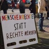 Ein Plakat für die Demo gegen Rechts auf dem Berliner Platz.