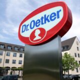 Das Logo von Dr. Oetker steht vor dem Hauptsitz des Unternehmens in Bielefeld.