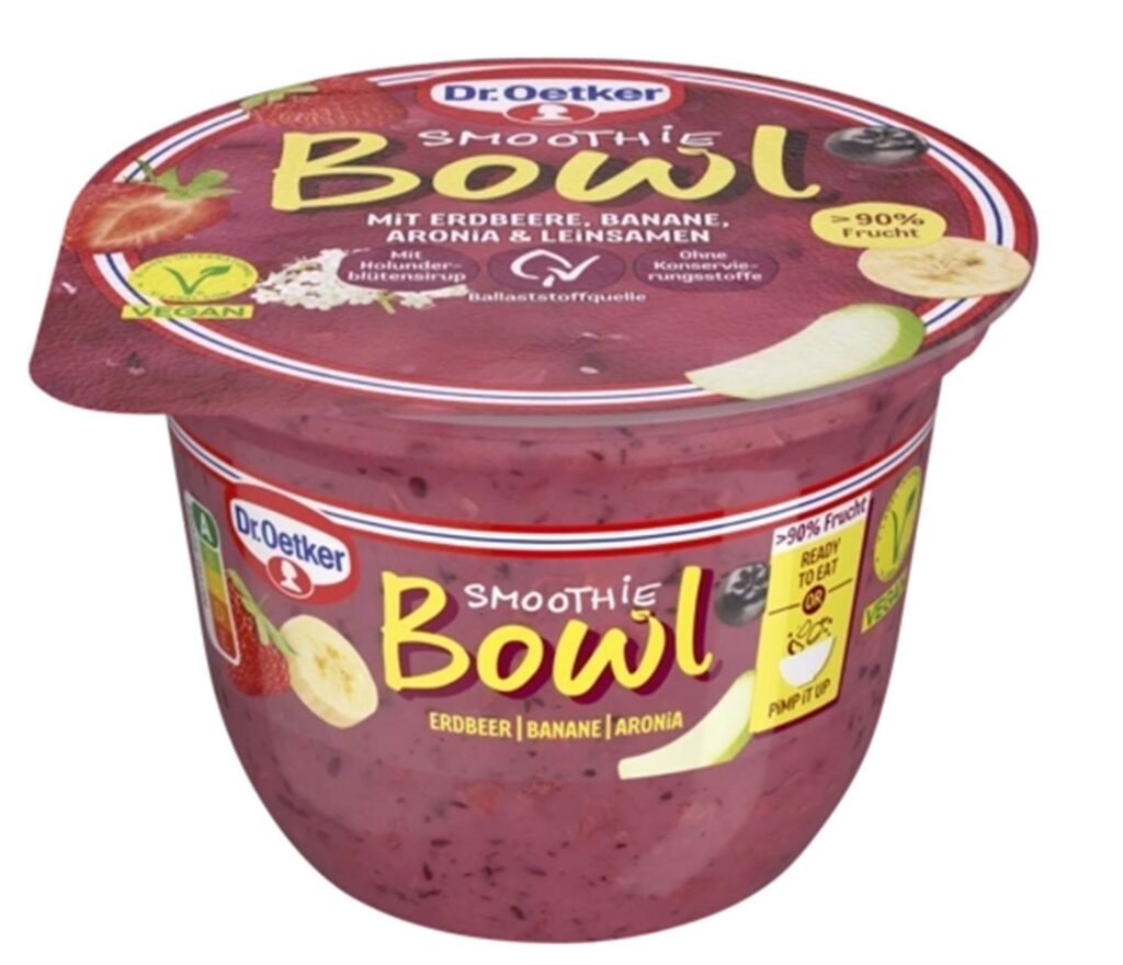 Ein Becher der Smoothie Bowl von Dr. Oetker, die von einem Rückruf betroffen ist.
