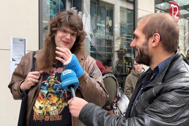 Reporter Daniel Brill spricht mit einem Metal-Fan.