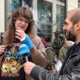 Reporter Daniel Brill spricht mit einem Metal-Fan.