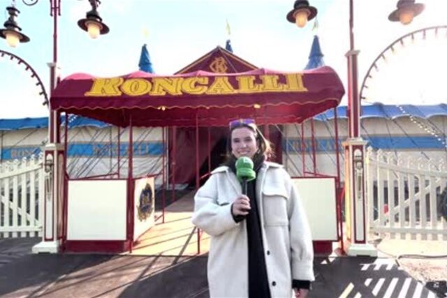 RZ-Reporterin Janine Jähnichen steht vor dem Zelt des Circus Roncalli in Recklinghausen.
