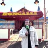 RZ-Reporterin Janine Jähnichen steht vor dem Zelt des Circus Roncalli in Recklinghausen.