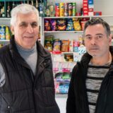 Zwei Männer stehen in einem Kiosk.