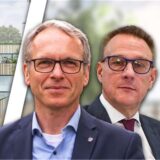 Die Bildmontage zeigt links die Grafik eines Gebäudes, daneben Bürgermeister André Dora und Dezernent Peter Wenzel.