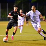 Sinsens Linus Waldner (r.) im Kreispokal-Zweikampf mit Erkenschwicks Ayoube Amaimouni Echghouyab. In der kommenden Saison verteidigt der 20-Jährige für den SV Vestia Disteln.
