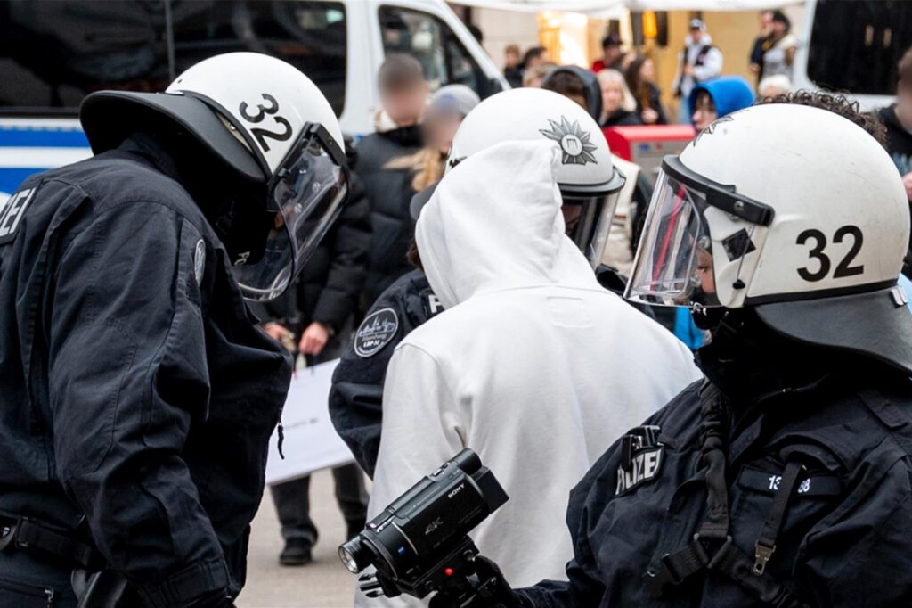 Polizisten kontrollieren einen Jugendlichen. Polizisten kontrollieren einen Jugendlichen.
