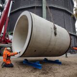 Das Emscher-Rohr (hier im November 2021 bei der Aufstellung am Gasometer in Oberhausen) wird künftig in Castrop-Rauxel zu sehen sein