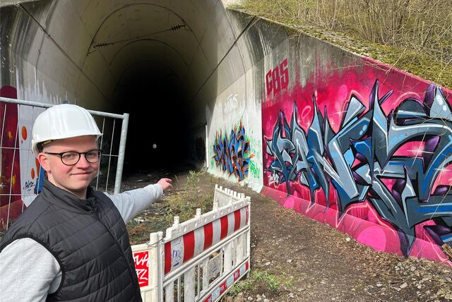 Benedikt Iwen vor dem Eingang des Tunnels unter der Halde Hoheward.