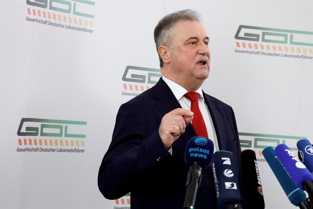 Claus Weselsky, Vorsitzender der Gewerkschaft Deutscher Lokomotivführer (GDL), spricht bei einer Pressekonferenz zu bevorstehenden Streiks.