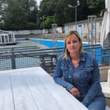 Marlen Kempf sitzt an einem Tisch im Parkbad Süd, hinter ihr das ehemalige Freibad-Becken. Hier wird der  1. Pop-up-Kleidermarkt stattfinden.