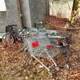 Eine Collage: Links mehrere herrenlose Einkaufswagen an der Ostseestraße, rechts Rewe-Unternehmer Marcus Engelhardt.