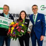 Die Recklinghäuserin Carolin Heimsoth ist mit dem Unternehmerpreis in der Kategorie „Innovationspreis“ ausgezeichnet worden. RZ-Redakteur Ralf Wiethaup und Medienhaus-Bauer-Geschäftsführer Dr. Daniel Süper gratulieren.