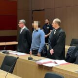 Der Angeklagte (Mitte) neben seinen beiden Verteidigern Dr. Detlev Binder (links) und Olaf Krekeler (rechts) beim Prozessauftakt.
