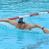Ein Mann schwimmt im Freibad, Porträt von Johannes Winkler.
