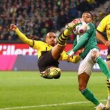 Donyell Malen setzt zum Seitfallzieher an.