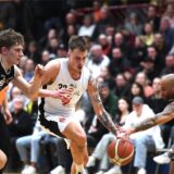 Basketball Regionalliga West 9. März 2024, Rosa-Parks-Halle. Hertener Löwen – Citybasket Recklinghausen 69:66. Adam Raczkiewicz zieht an, Henning Gustrau und David Stachanczyk sind überrumpelt.
