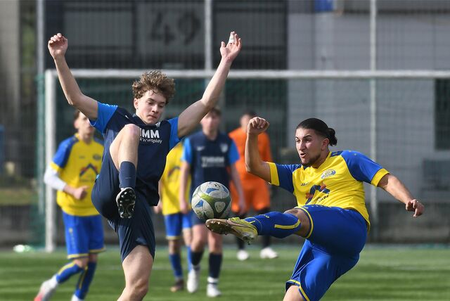 Die A-Junioren-Fußballer des FC Frohlinde (2.) trafen im Titelrennen der Kreisliga A in einem Derby auf die Spvg Schwerin.