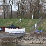Polizisten untersuchen am Fundort einer Leiche die Umgebung. Am Hafen in Köln ist am Sonntagmorgen ein 15-Jähriger tot an einer Landzunge gefunden worden.