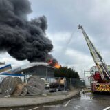 Großbrand in Aplerbeck: Am Sonntag (10.3.) war in einem Kunststoff verarbeitenden Betrieb Feuer ausgebrochen.