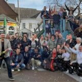 Eine große Gruppe Menschen in der Dattelner Innenstadt.