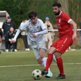 Cihan Bolat (r.), hier vor Sinsens Nils Viefhaus am Ball, markierte den Ahauser Siegtreffer.