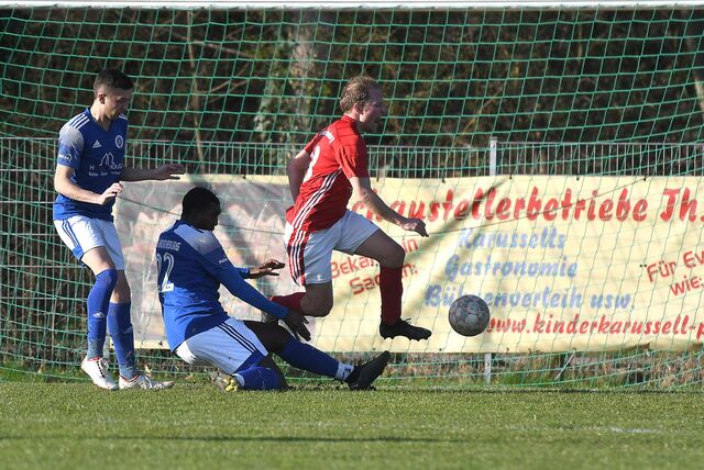 Der TuS Henrichenburg (rote Hemden), hier im Spiel gegen die SG Horneburg, gewann beim SV Hochlar III mit 2:1 nach torloser erster Halbzeit.