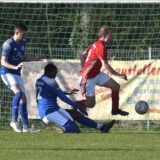 Der TuS Henrichenburg (rote Hemden), hier im Spiel gegen die SG Horneburg, gewann beim SV Hochlar III mit 2:1 nach torloser erster Halbzeit.