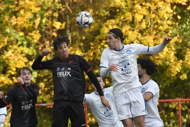 Bezirksliga-Spitzenreiter SC Weitmar 45 (schwarze Trikots) geriet beim abstiegsgefährdeten VfB Günnigfeld mit 0:1 ins Hintertreffen.