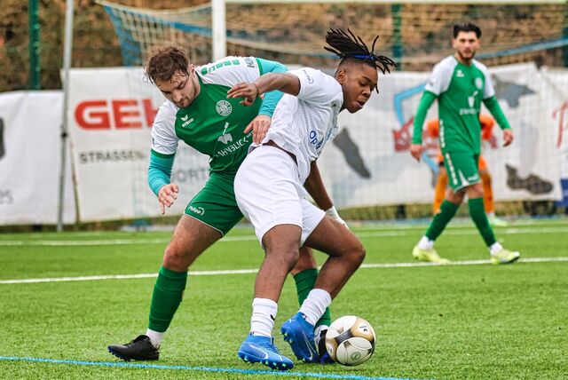 Der abstiegsgefährdete SV Sodingen (grüne Trikots), hier im Spiel beim SV Wacker Obercastrop, besiegte überraschend deutlich den TuS Erndtebrück auswärts mit 4:1.