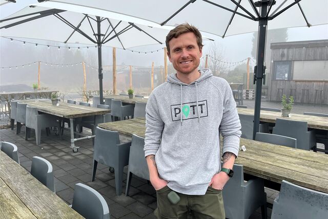 Thomas Fischer auf der ausgebauten Terrasse seines Bistros „Pottkantine“.