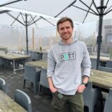 Thomas Fischer auf der ausgebauten Terrasse seines Bistros „Pottkantine“.