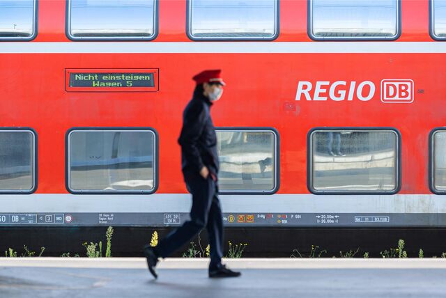 Eine Bahn steht im Bahnhof