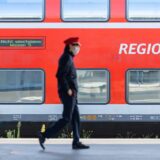 Eine Bahn steht im Bahnhof