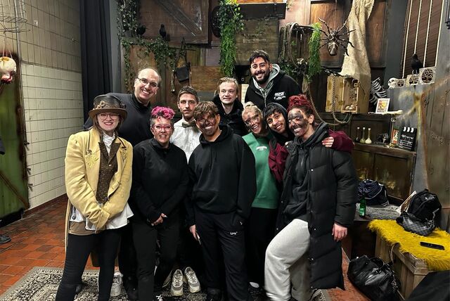 Influencer Twenty4Tim mit seinen Freunden und Mitarbeitern des Dorstener Escaperooms „Geheimdepot“