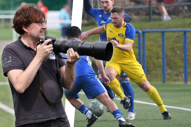 Fotograf Volker Engel (l) brachte auch Fotos vom Bezirksliga-Spiel der Spvg Schwerin (gelbe Trikots) mit Stefan Fels gegen Schlusslicht BW Huckarde mit.