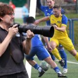 Fotograf Volker Engel (l) brachte auch Fotos vom Bezirksliga-Spiel der Spvg Schwerin (gelbe Trikots) mit Stefan Fels gegen Schlusslicht BW Huckarde mit.