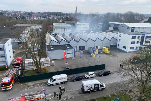 Großbrand in Aplerbeck: Am Sonntag (10.3.) war in einem Kunststoff verarbeitenden Betrieb Feuer ausgebrochen.