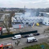 Großbrand in Aplerbeck: Am Sonntag (10.3.) war in einem Kunststoff verarbeitenden Betrieb Feuer ausgebrochen.