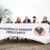 Carla Hinrichs spricht auf einer Pressekonferenz gemeinsam mit Rolf Meyer, Nikolaus Froitzheim, Eberhard Räder über die neuen Pläne der Letzten Generation.