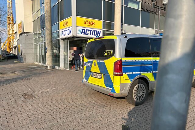 Ein Polizei-Wagen steht am 7. März am Platz der Deutschen Einheit vor Netto, Action und Imping.