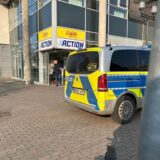 Ein Polizei-Wagen steht am 7. März am Platz der Deutschen Einheit vor Netto, Action und Imping.